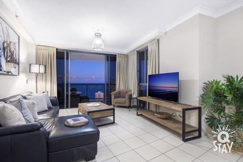 The ceiling to floor window design allows for a full view of the surroundings 😎