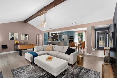 Luxurious classic design for the living room. With elegant details, outstanding comfort and an incredible interior space that lets you feel in control.