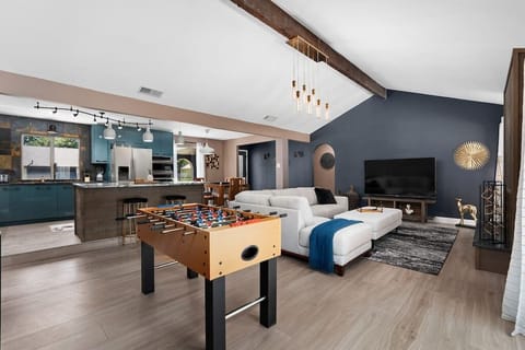 Our living room will take you to a world of elegance. The luxurious sofa ensemble, the elegant design and the warm light are a perfect combination to create a comfortable place to enjoy your day. 