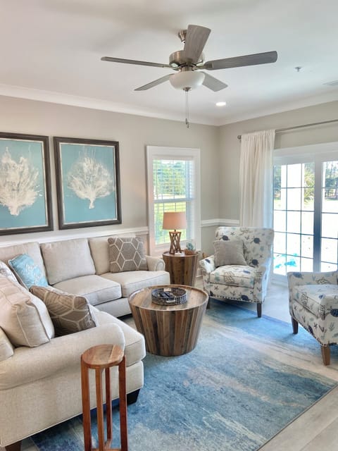 Welcome! Stylish living area with beautiful, designer furnishings.