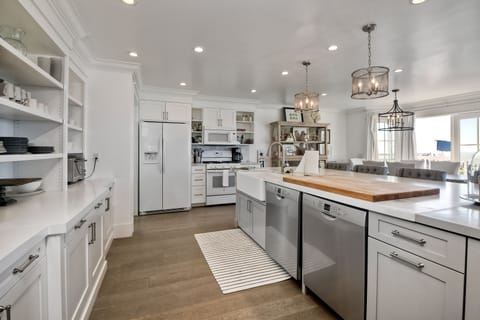 Spacious fully stocked kitchen