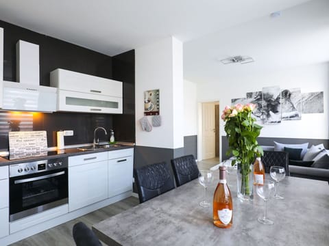 Property, Plant, Furniture, Cabinetry, Building, Couch, Houseplant, Flowerpot, Countertop, Interior Design