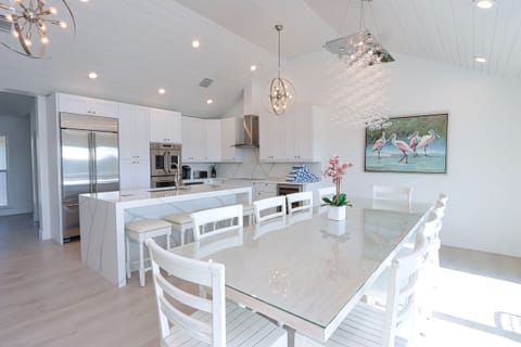 Elegant eat-in kitchen