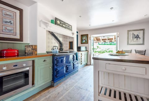 Lower Fifehead Farm, Sturminster Newton: The Aga and central island
