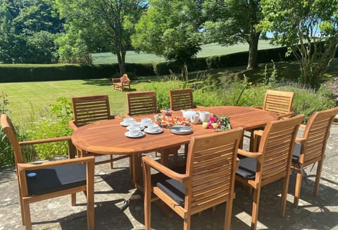 Creaky Cottage, Dorchester: The front facing garden terrace