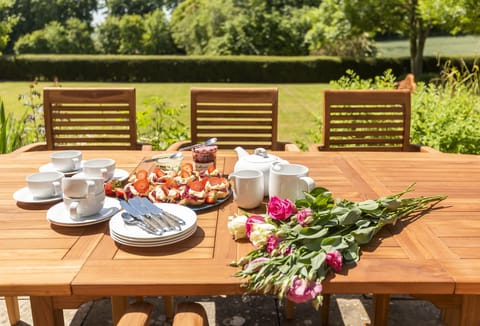 Creaky Cottage, Dorchester: Time for afternoon tea on the terrace