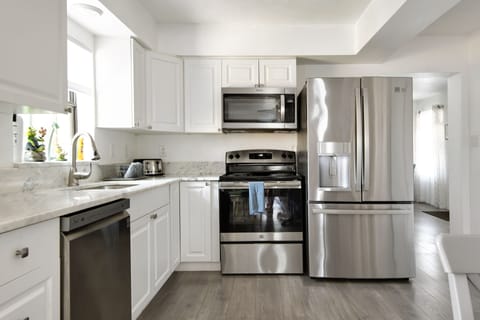 Fully equipped kitchen
Property located in Largo, Florida - 7mn to the beach