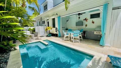 Welcome to Paradise on White Street