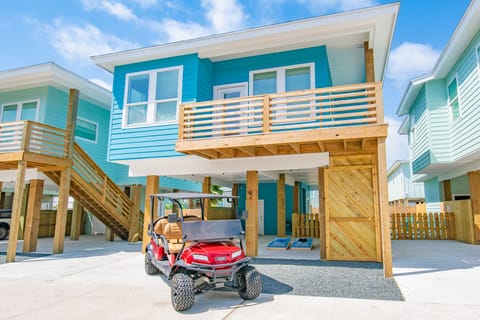 Barefoot Bungalow- 1 min Golf Cart ride to the Beach
