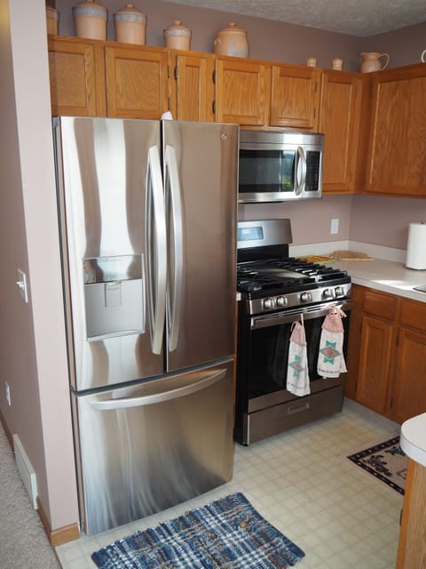 KTICHEN:  There is a modern and convenient kitchen with appliances except for a dishwasher.