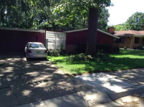 Front of House - Park in the driveway or on the street (very easy).