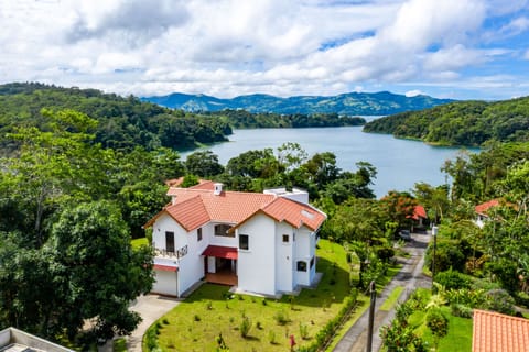 Lake Breeze Villa - Front