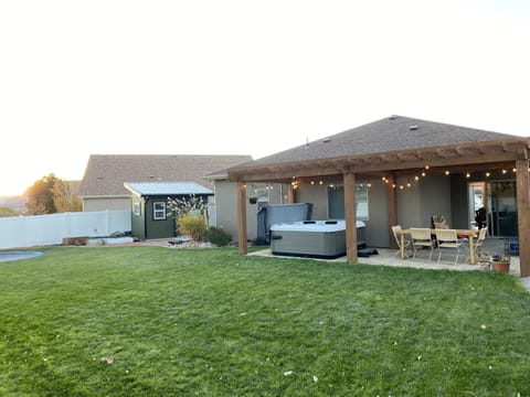 Backyard / hot tub