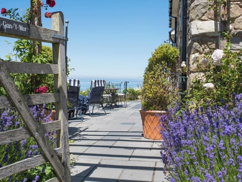 Outdoor area | Ty Gan y Mor - Morfa Nefyn Holiday Cottages, Nefyn, Llyn Peninsula