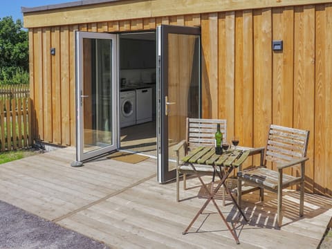 Sitting-out-area | Beuno - Bach Wen Cottages, Clynnog Fawr