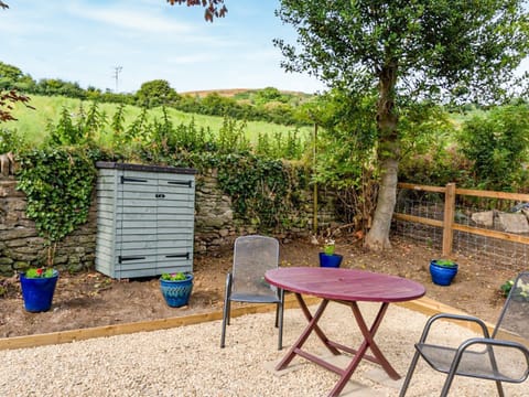 Sitting-out-area | Fig Tree Shepherd&rsquo;s Hut, Bridport