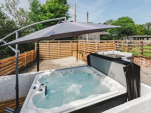 Hot tub | Holmbyre Smithy, Dalry, near Skelmorlie