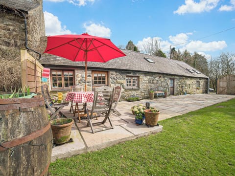 Outdoor area | Ty Hir - Llyn Peninsula Holiday Cottages, Garndolbenmaen, near Porthmadog
