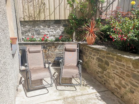 Suntrap recliners | Awel-Y-Mor, Aberaeron