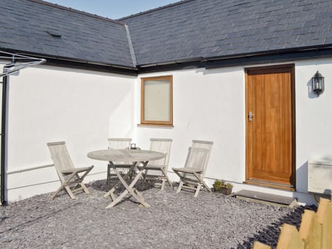 Sitting-out-area | Alarch, Llanfachraeth near Holyhead