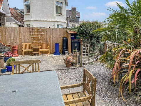 Sitting-out-area | The Loft - Gunns Apartments, Lynton