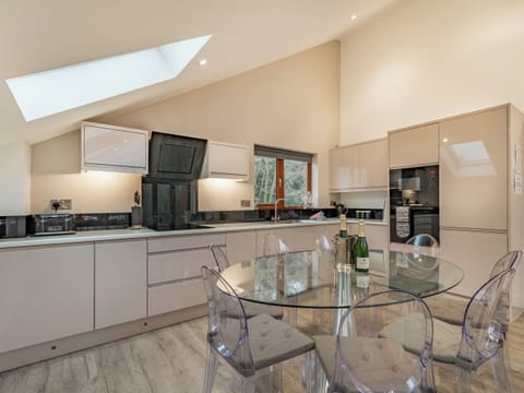 Kitchen/diner | Waterside Lodge Four - Ashgrove Country Park, Elland