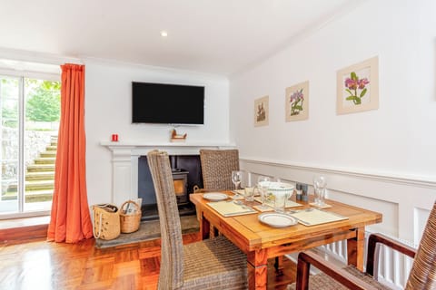 Living room/dining room | The Garden Flat Ardullie - Ardullie Holidays, Dingwall