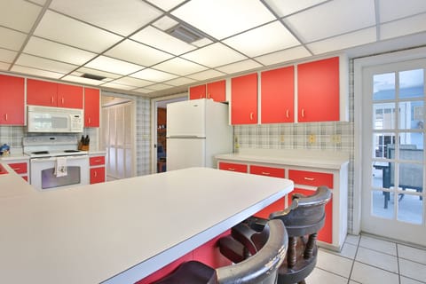 Kitchen Eat in breakfast bar right off the back porch