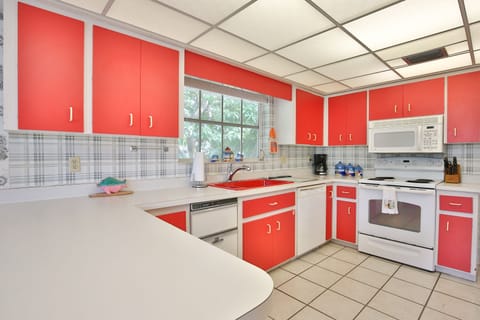 Kitchen Vibrant kitchen for you and the family to feel at home making homemade meals!