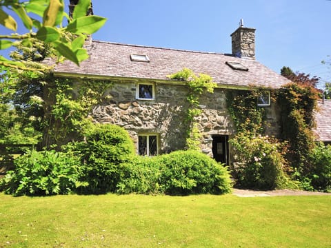 Garden and grounds | Hen Dy - Llyn Peninsula Holiday Cottages, Garndolbenmaen, near Porthmadog