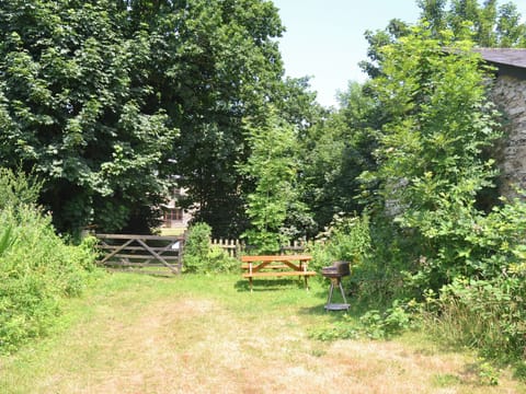 Mature garden with outdoor furniture and BBQ | Great Meadow - Sherrill Farm Holiday Cottages, Dunterton, near Tavistock
