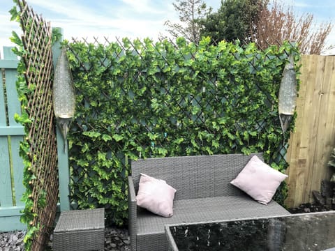 Sitting-out-area | Copper Crab Cottage, Amlwch