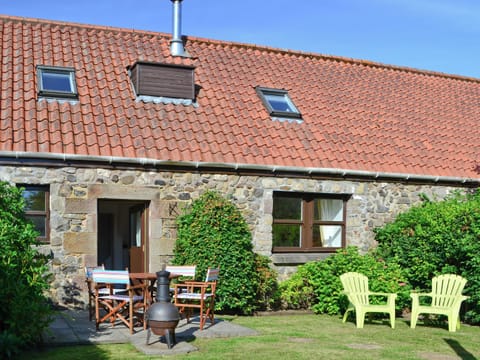 Garden with seating area | Goose Cottage, Drumcrosshall, Bathgate near Edinburgh