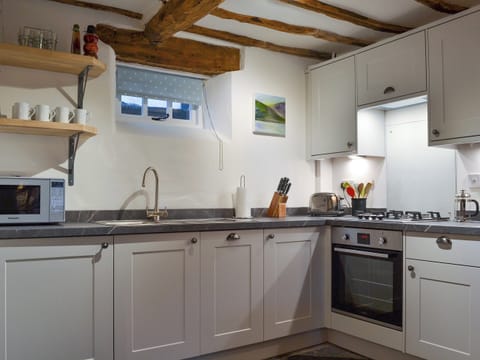 Well-equipped fitted kitchen | Low White Stones - White Stones, Ambleside