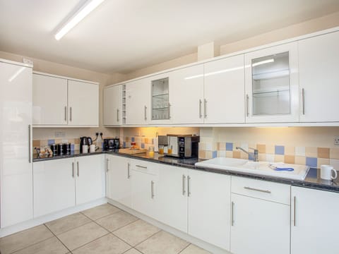 Kitchen | Flower Pot House - Broadshade Holiday Apartments, Paignton
