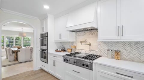 Brand new Viking chef's kitchen.