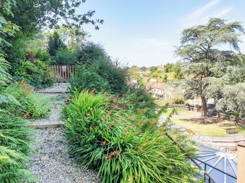 Garden and grounds | Christmas Cottage, Cheddar