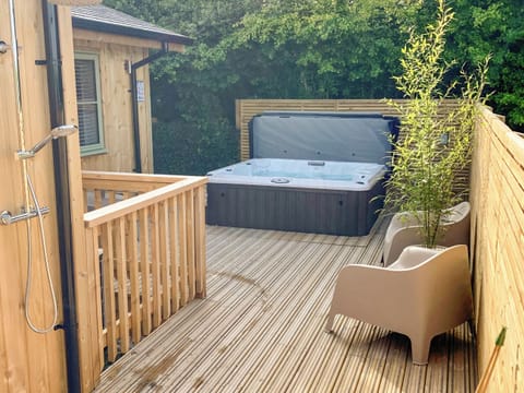 Hot tub | Meadowside Lodges- Hobby Lodge - Meadowside Lodges, St Columb, near Padstow
