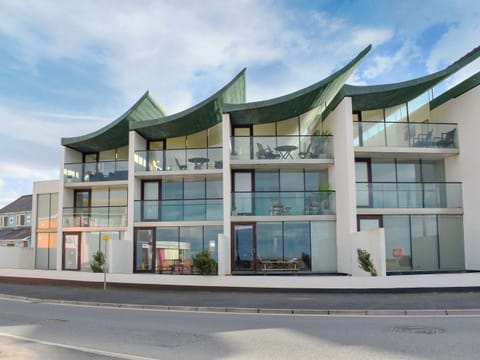 Exterior | 27 Nautilus, Westward Ho!