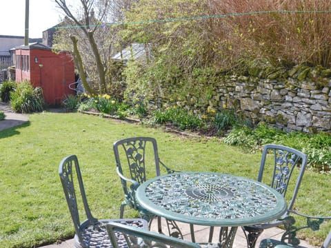 Lawned garden with outdoor furniture | Bellypig Cottage, Bellerby near Leyburn