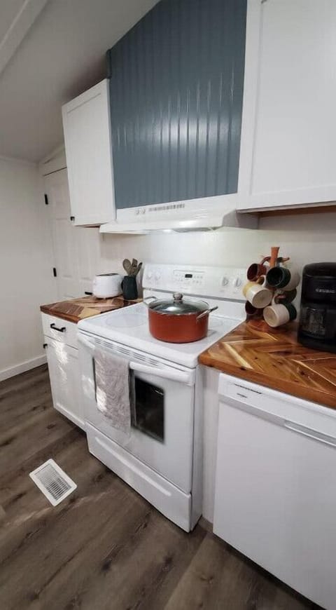 Fully equipped kitchen. 