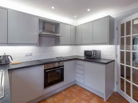 Cabinetry, Countertop, Property, Kitchen Appliance, Building, Kitchen Stove, Sink, Home Appliance, Kitchen, Wood