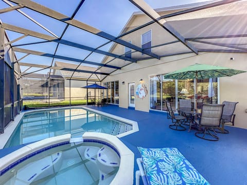 Private screened pool with spa – perfect for relaxing 🌴