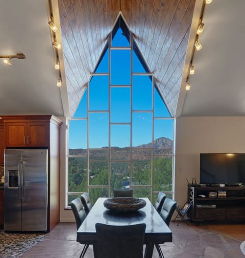 Dining for 6 with incredible views of Thunder mountain