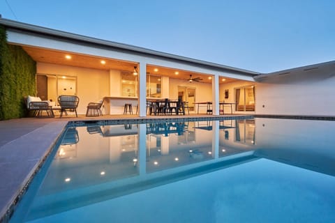 The terrace has great illumination.