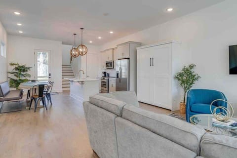 Spacious space of the living room and kitchen!