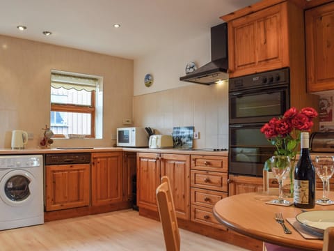 Kitchen/diner | Glossoms Lodge, Thorpe Arnold