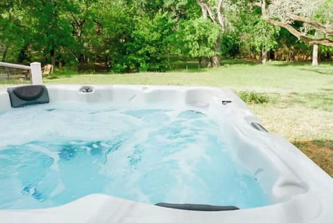 Our private jacuzzi with nature views. 