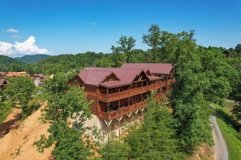 12-minute drive to the heart of Pigeon Forge.