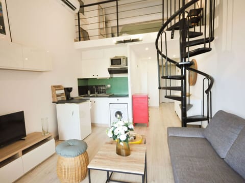 Property, Furniture, Building, Table, Couch, Shelving, Interior Design, Wood, Stairs, Cabinetry